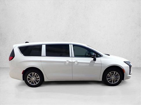 New 2027 Chrysler Pacifica Select AWD/4WD image 4