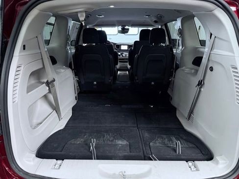 Used 2023 Chrysler Voyager LX FWD image 11