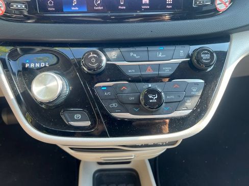 Used 2023 Chrysler Pacifica Touring-L FWD image 19