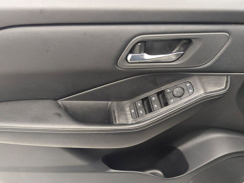 Used 2025 Nissan Rogue SV image 10