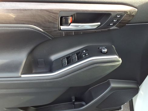 Used 2023 Toyota Highlander Limited image 14