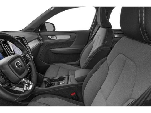 Used 2025 Volvo XC40 B5 Plus AWD/4WD image 9