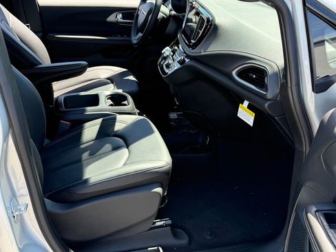 New 2026 Chrysler Pacifica Select FWD image 17