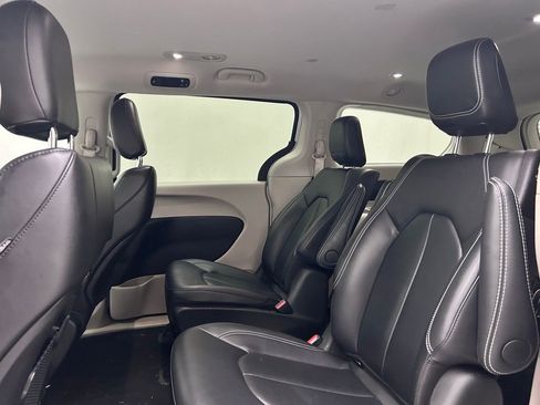 Used 2024 Chrysler Pacifica Limited FWD image 12