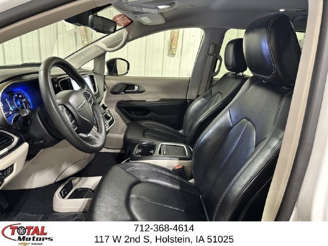Used 2024 Chrysler Pacifica Touring-L FWD image 9