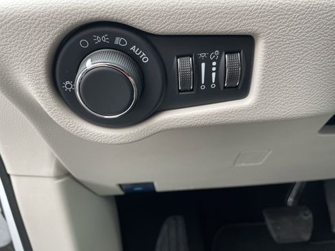 Used 2024 Chrysler Voyager LX image 31