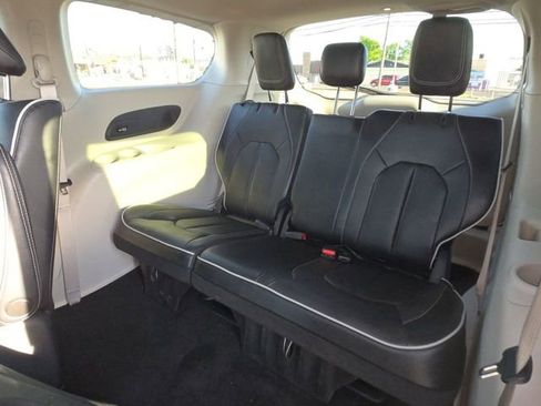 Used 2023 Chrysler Pacifica Limited image 24