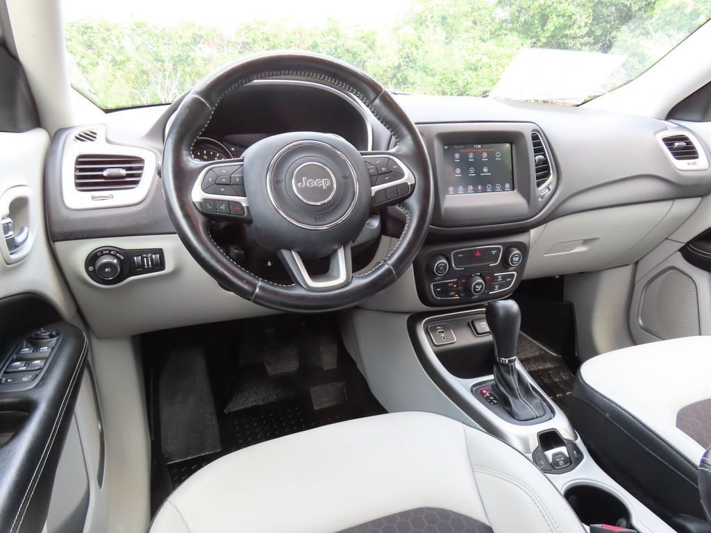 Used 2019 Jeep Compass Latitude w/ Popular Equipment Group FWD image 4