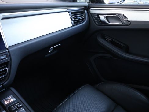 Used 2020 Porsche Macan Turbo AWD/4WD image 43