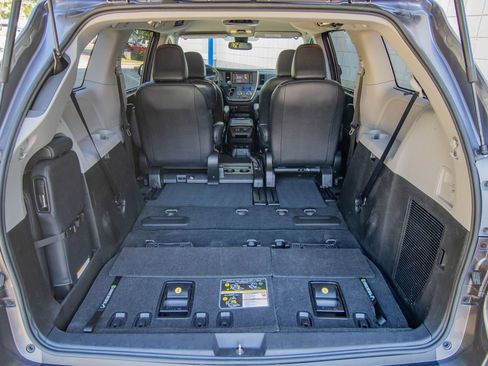 Used 2018 Toyota Sienna SE image 46