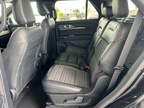 Used 2025 Ford Explorer ST-Line w/ ST-Line Street Pack image 17