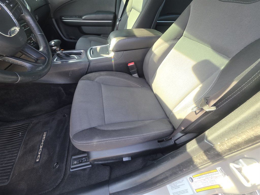Used 2015 Dodge Charger SE RWD image 9
