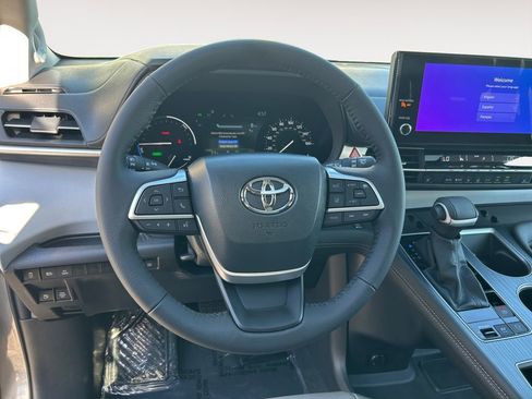 Used 2026 Toyota Sienna XLE AWD/4WD image 13