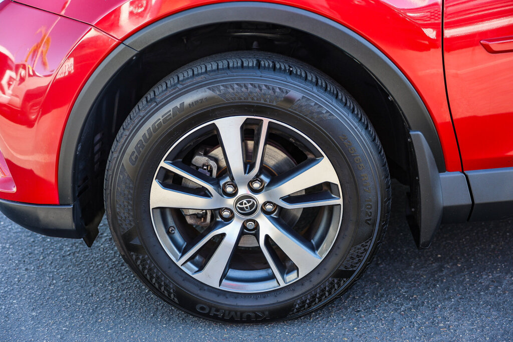 Used 2017 Toyota RAV4 XLE AWD/4WD image 29