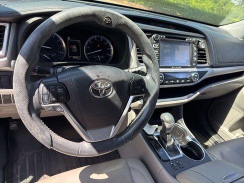 Used 2019 Toyota Highlander XLE image 9