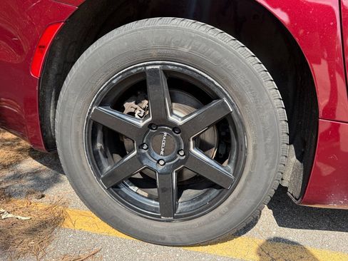 Used 2019 Chrysler Pacifica Limited w/ Tire & Wheel Group FWD image 9