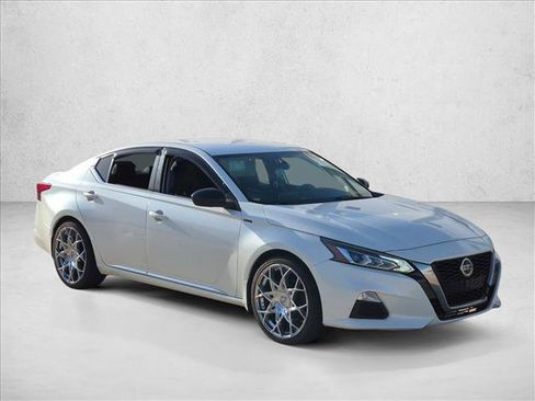 Used 2019 Nissan Altima 2.5 SR FWD image 3