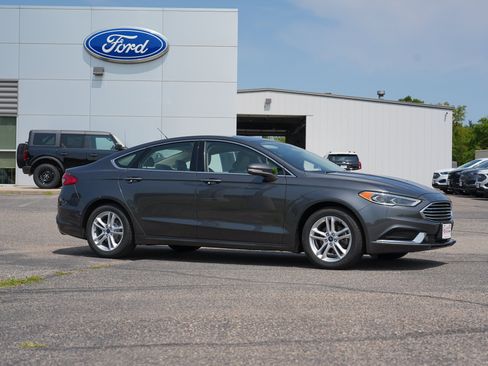 Used 2018 Ford Fusion SE w/ Fusion SE Technology Package FWD image 2