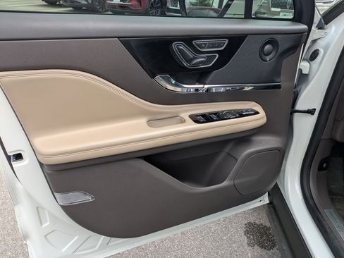 Used 2022 Lincoln Corsair Reserve w/ Luxury Package image 11