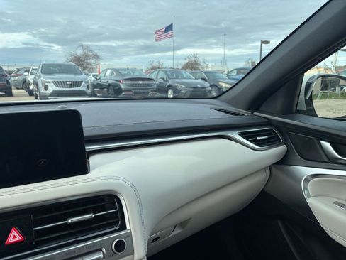 Used 2025 Genesis G70 2.5T image 33