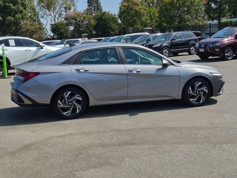 Used 2025 Hyundai Elantra SEL FWD image 4