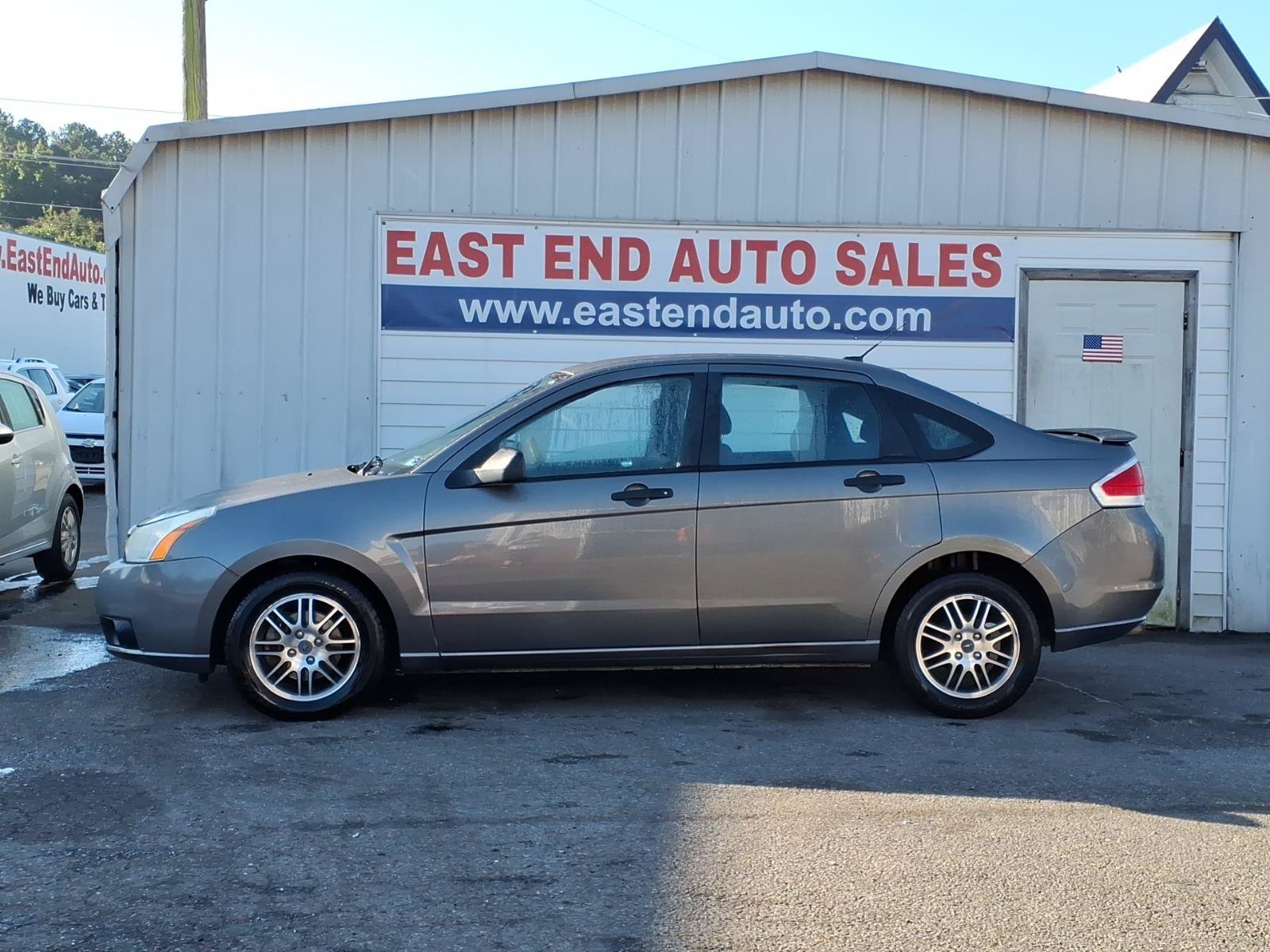Used 2011 Ford Focus SE w/ Sedan SE Appearance Pkg FWD image 2