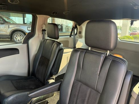 Used 2019 Dodge Grand Caravan SXT FWD image 13