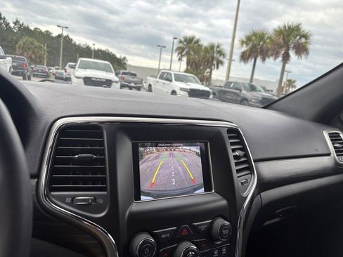 Used 2019 Jeep Grand Cherokee Laredo image 16