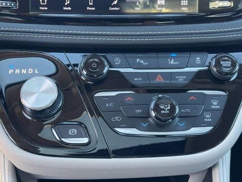 Used 2023 Chrysler Pacifica Limited image 22