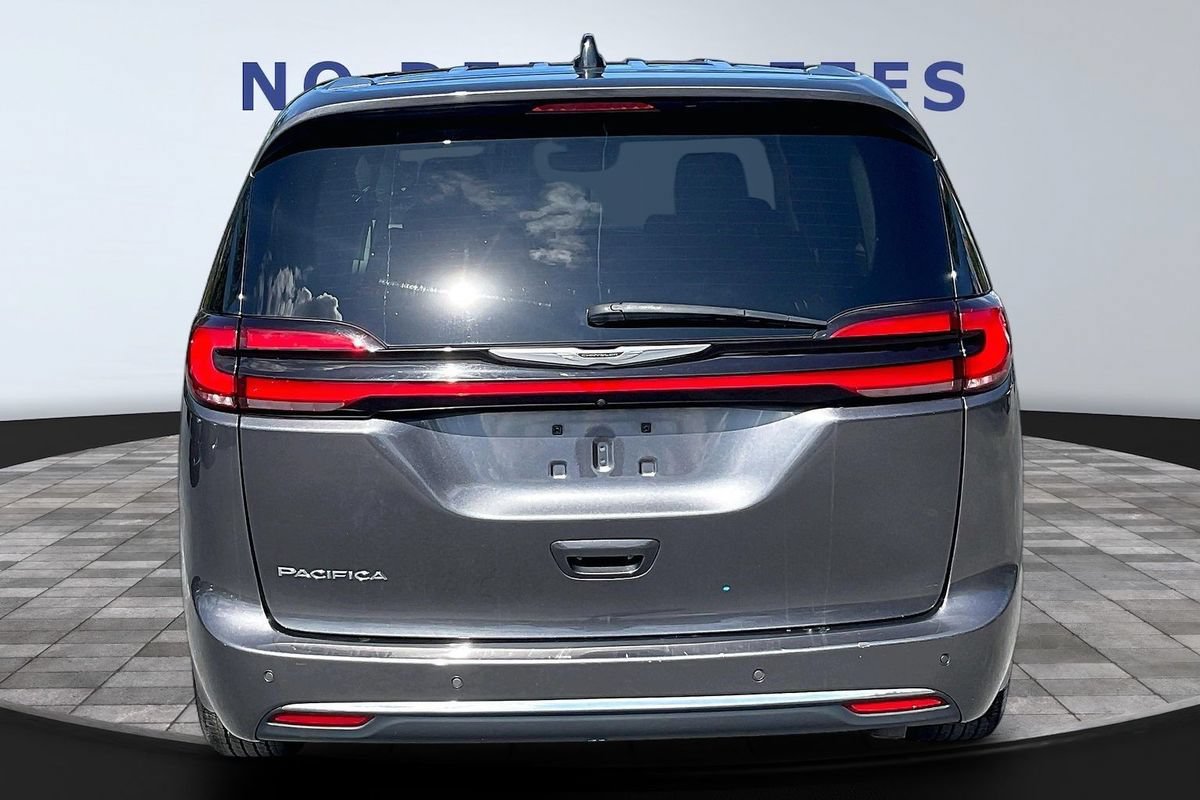 Used 2023 Chrysler Pacifica Touring-L FWD image 5