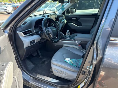 Used 2023 Toyota Highlander XLE AWD/4WD image 9