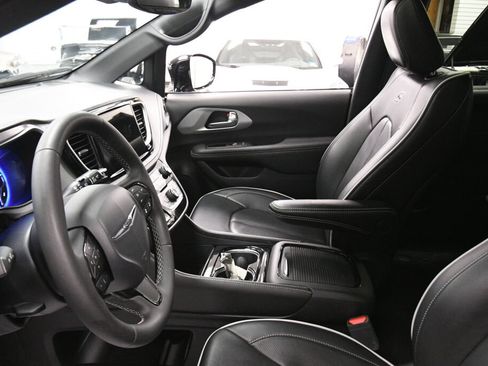 Used 2025 Chrysler Pacifica Limited FWD image 22