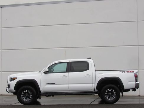 Certified 2023 Toyota Tacoma TRD Off-Road w/ Black Out Package (TMS) AWD/4WD image 4