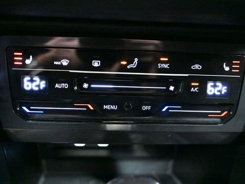 Used 2024 Volkswagen Tiguan SE image 32