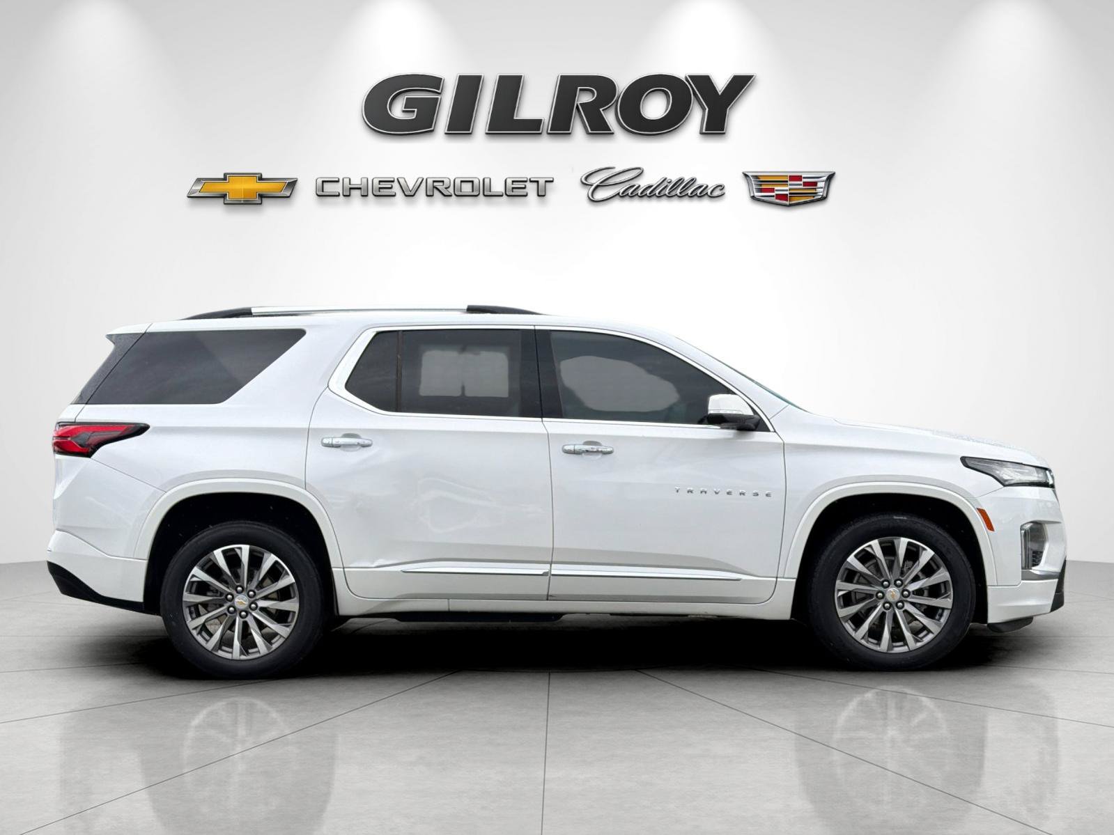 Used 2023 Chevrolet Traverse Premier FWD image 2