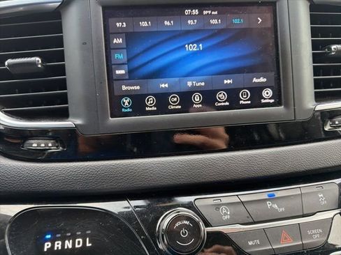 Used 2020 Chrysler Pacifica Touring-L image 14