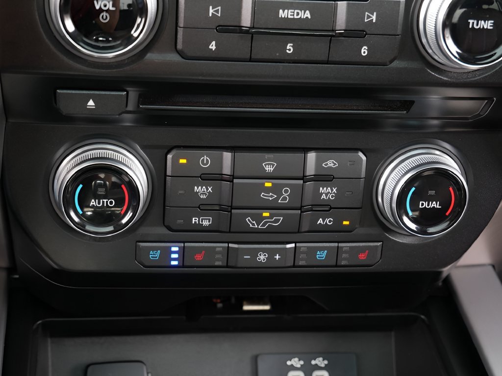 Used 2016 Ford F150 Platinum w/ Equipment Group 701A Luxury AWD/4WD image 21