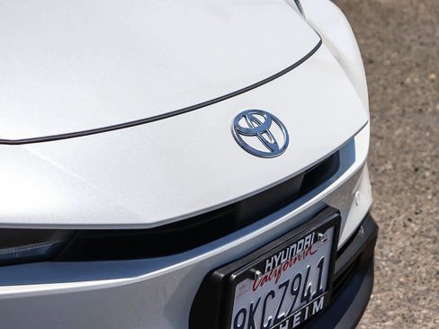 Used 2025 Toyota Prius LE FWD image 5