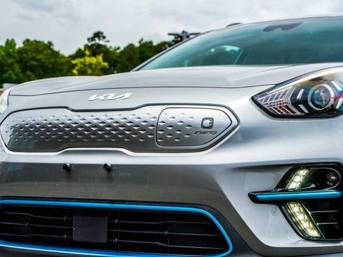 Used 2022 Kia Niro EX w/ Cold Weather Package FWD image 2