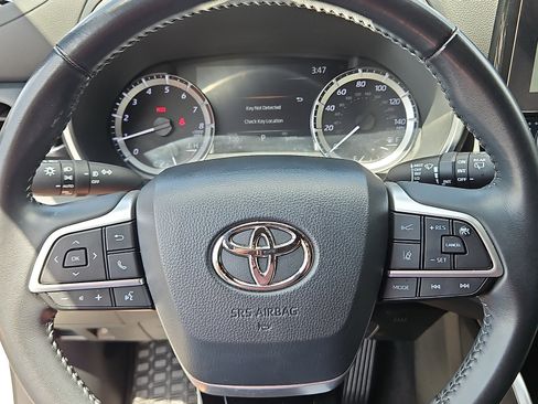 Used 2023 Toyota Highlander XSE FWD image 12