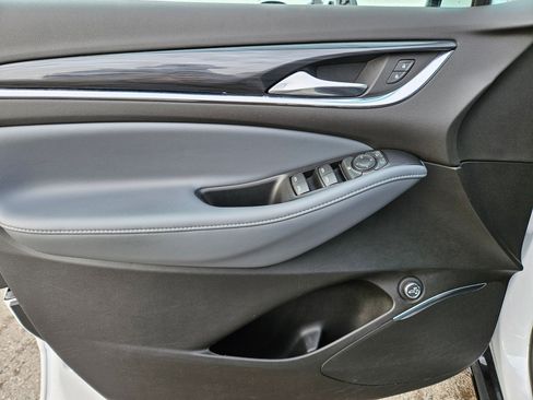 Used 2024 Buick Enclave Essence image 13