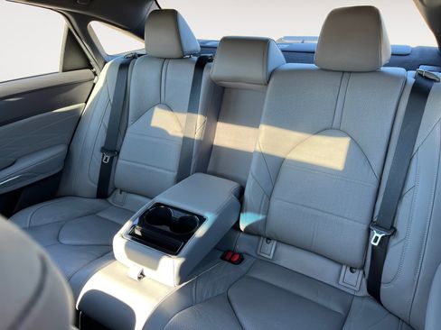 Used 2020 Toyota Avalon Limited image 13