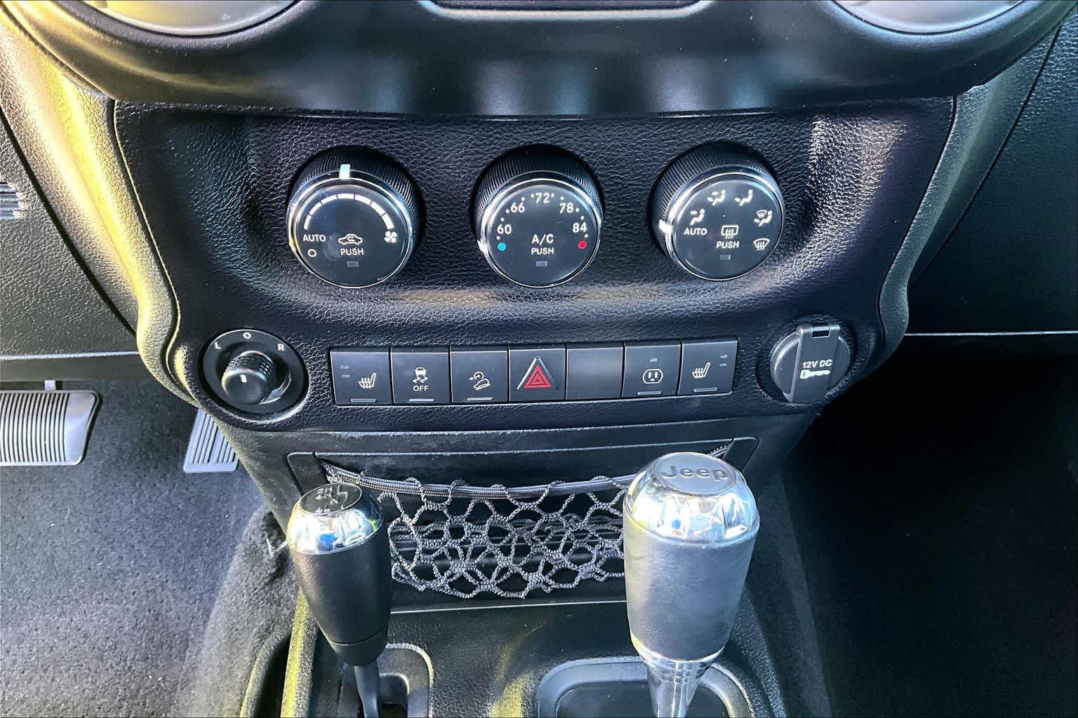 Used 2016 Jeep Wrangler Unlimited Rubicon AWD/4WD image 32