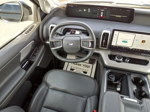 Used 2025 Ford Expedition Active AWD/4WD image 17