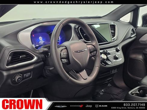 Certified 2024 Chrysler Pacifica Limited FWD image 23