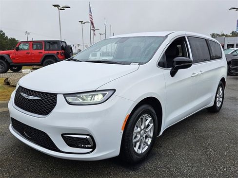 New 2026 Chrysler Pacifica Select image 3