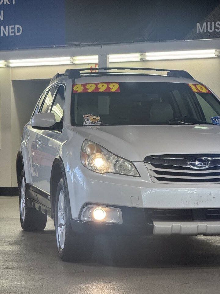 Used 2010 Subaru Outback 2.5i Limited AWD/4WD image 8