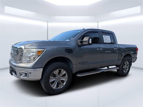 Used 2017 Nissan Titan SV image 6