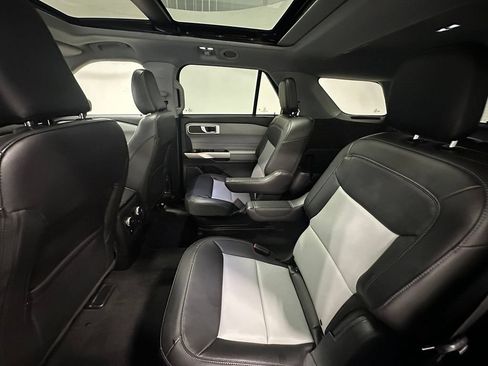 Used 2022 Ford Explorer XLT w/ Equipment Group 202A AWD/4WD image 16