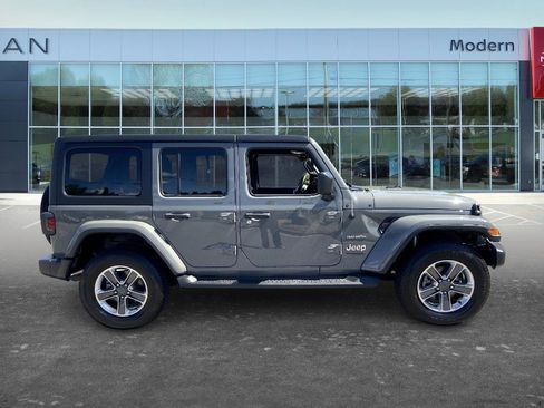 Used 2022 Jeep Wrangler Unlimited Sahara AWD/4WD image 4